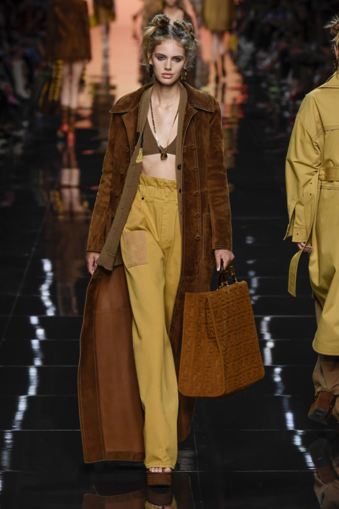 fendi2020春夏女装大秀 大地色时尚 演绎经典女装风华