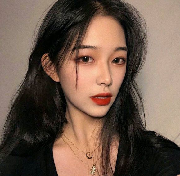 自信女生头像:要努力要优秀要像月亮一样散发光芒