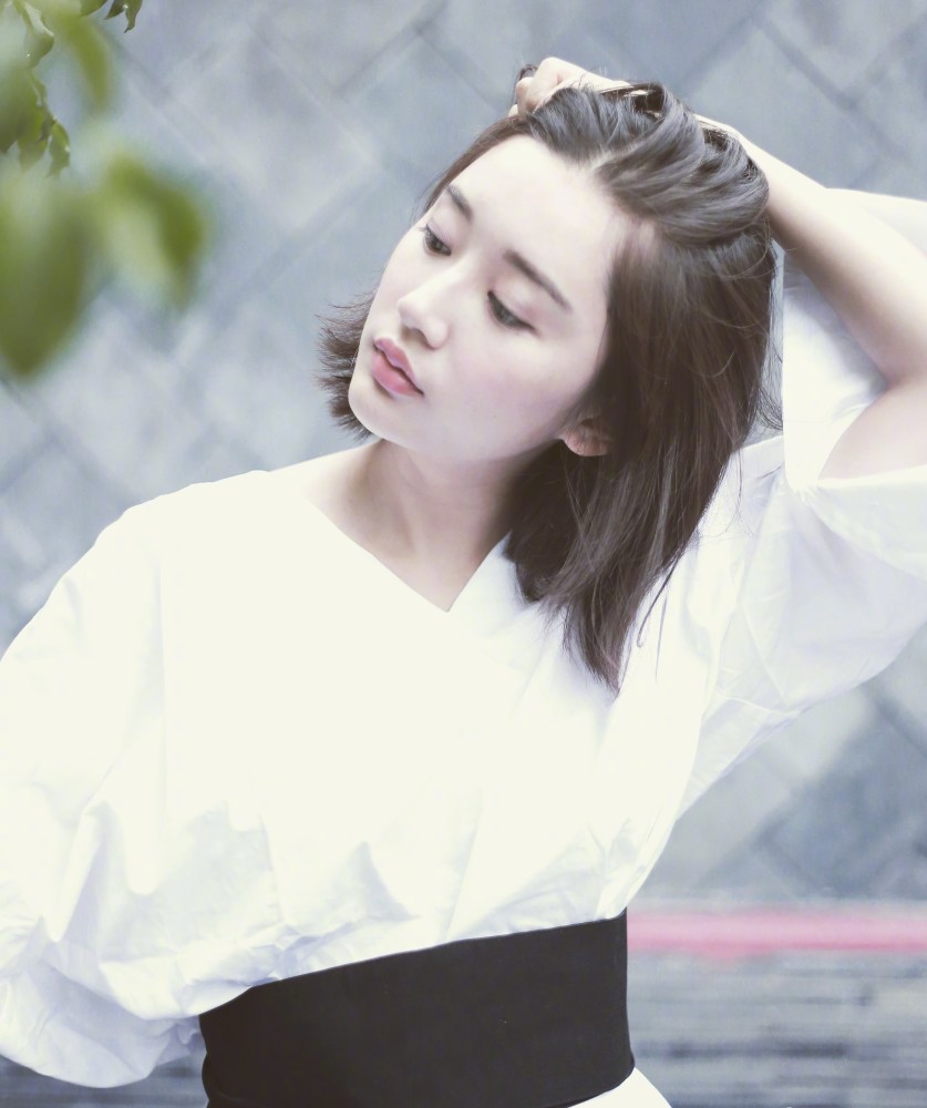 侧鼻精致高挺,颜值很高的女生