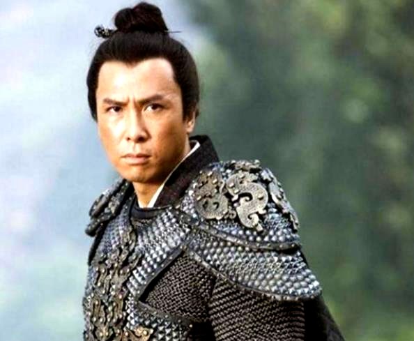 影片中,甄子丹饰演 commander tung,他是花木兰的导师,也是她心目中