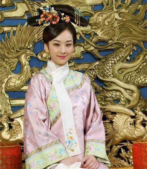 清朝时,为何皇宫妃嫔的衣服上都有"白领巾"?具体是做啥用的?