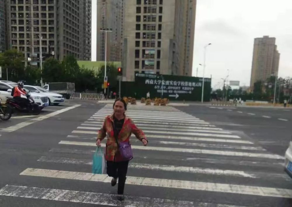 行人不在人行道内行走