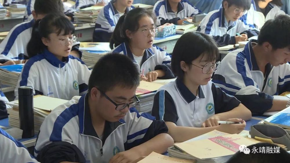 近日记者来到永靖中学专程采访张琴老师