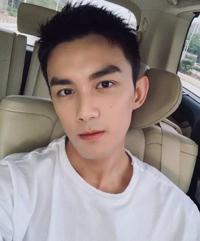 寸头小哥们不仅能给人一种阳光干练的感觉,那满屏都溢出来的荷尔蒙也