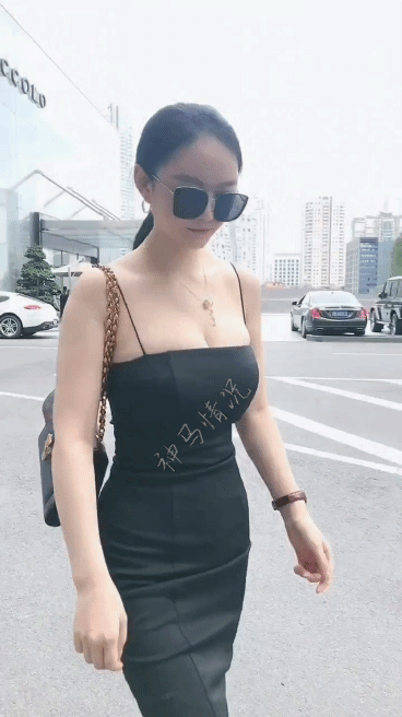 厉害了,一般人还真的招架不住 媳妇别跳了,咱回家吧,你看把后面小姐