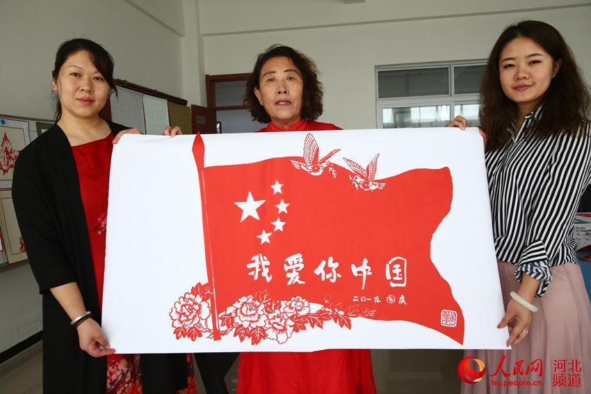 河北秦皇岛:巧手剪纸迎国庆