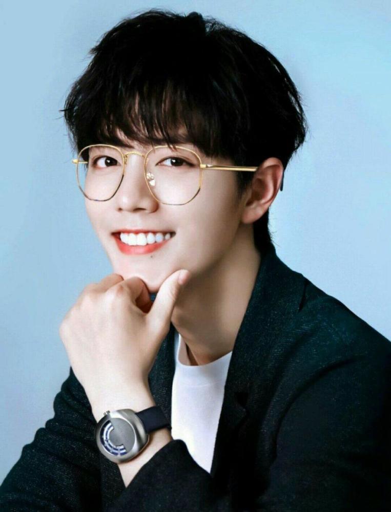 当爱豆脱下西服换上女装,王一博母仪天下,看到肖战,网友:掰弯了!