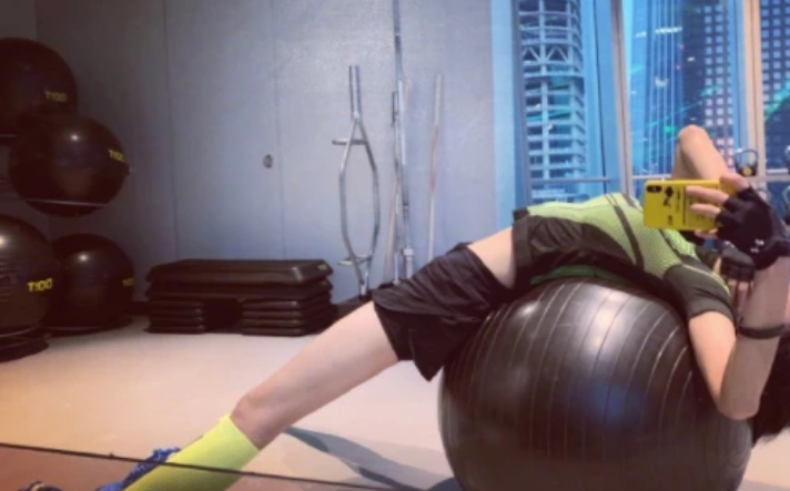 龙女郎张蓝心,健身房大秀美腿,不亏是