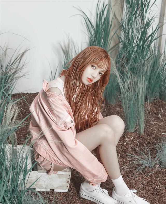 blackpink成员lisa草丛写真