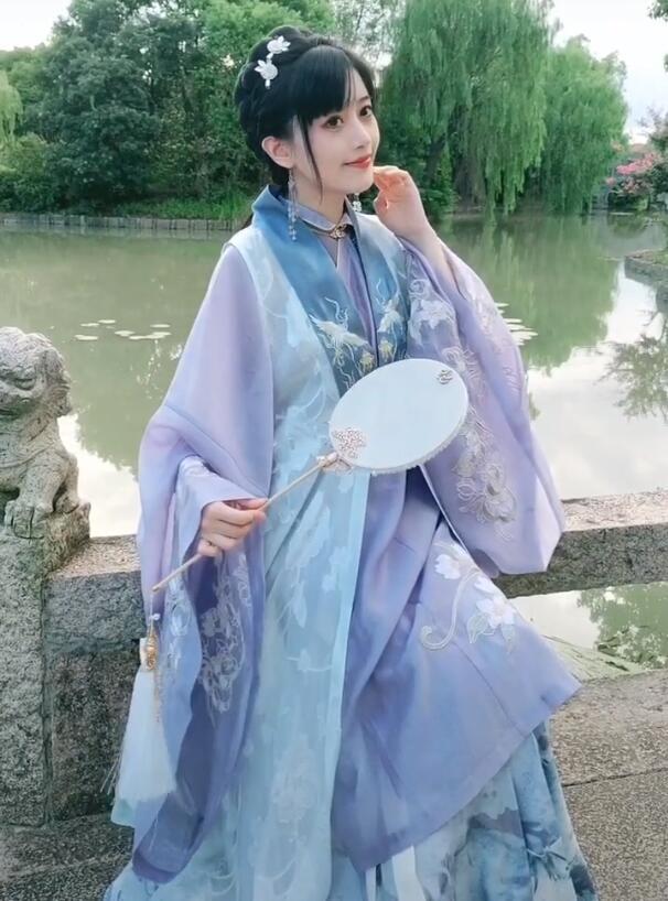太过端庄的明制汉服都很弱,这样"温柔式"才最美,已收获好评