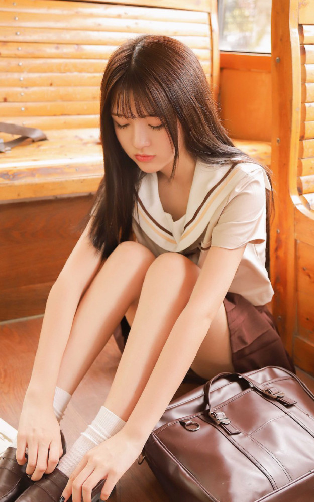 jk制服美少女:我比较害羞不敢说话,只能默默地看着你