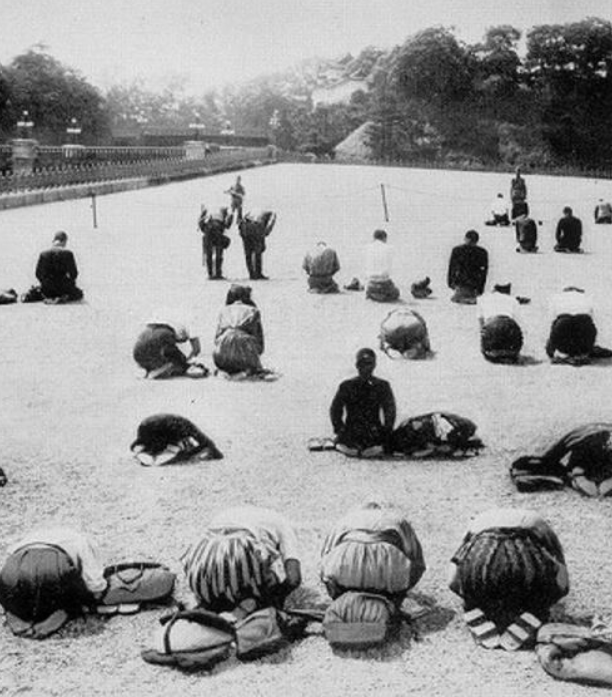 1945年日本投降后的状况,有人猛哭,有人长跪,却没几人