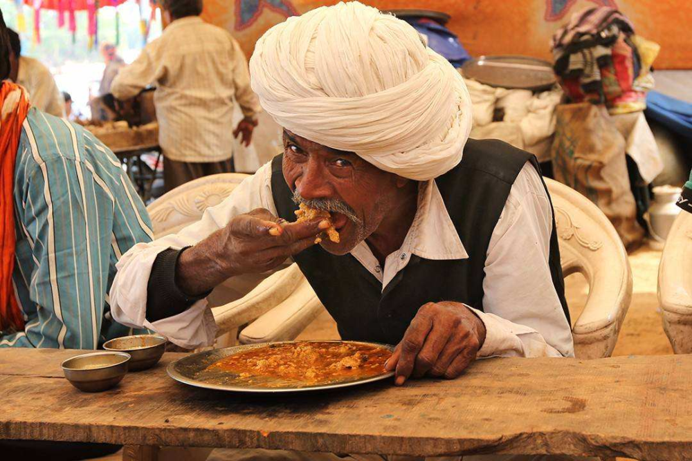 印度穷人吃饭用手抓,印度富人怎么吃饭呢?