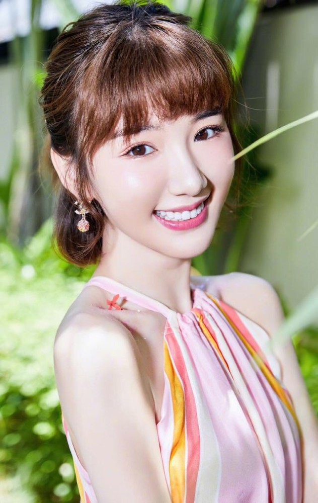 美女明星,毛晓彤最甜的笑脸,笑容迷人!