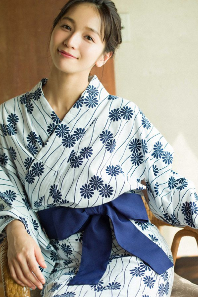 养眼清纯美女傳谷英里香日式和服写真 看点快报