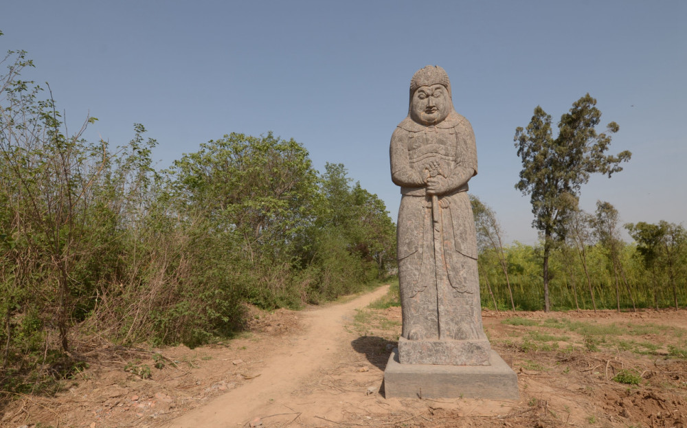 图为河南郑州巩义市西村镇滹沱村,散居于麦田的北宋皇陵的石像生.