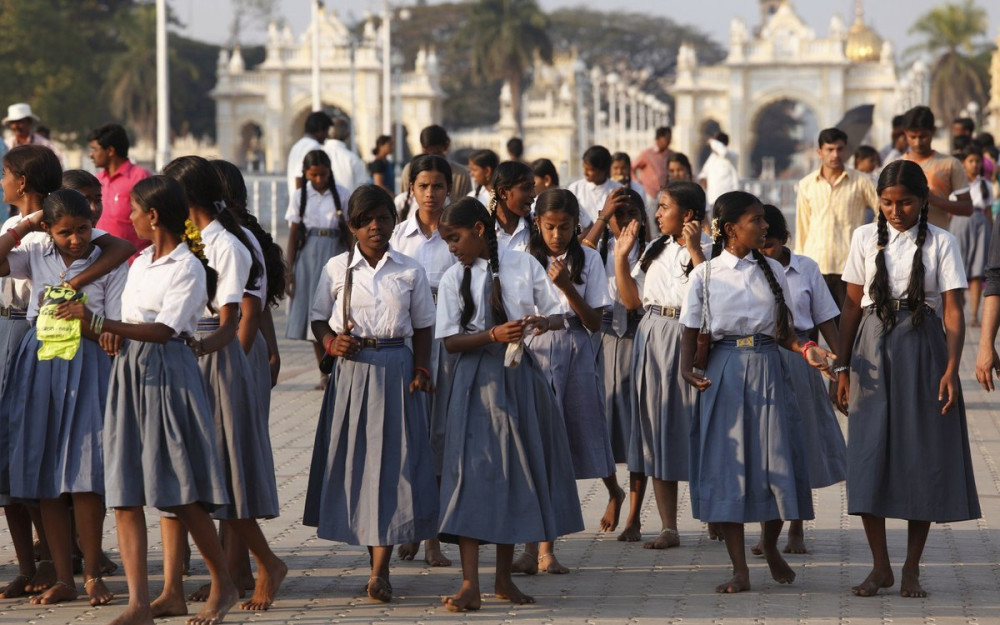 印度的校服也是具有自己的民族特点,连校服都充满了宗教气息.