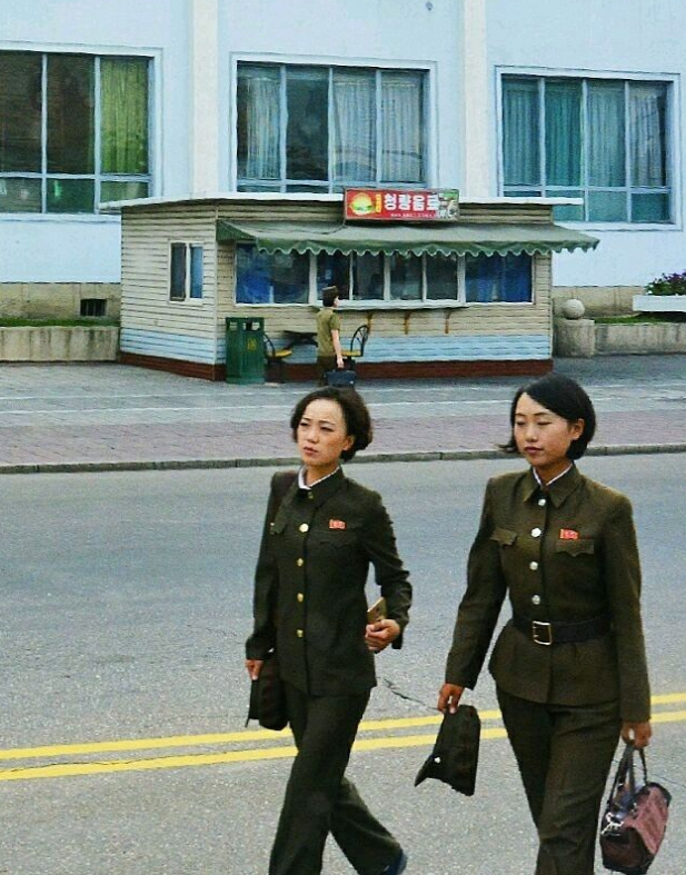 图为朝鲜平壤街头,两名穿军装的女子,身材都很好.