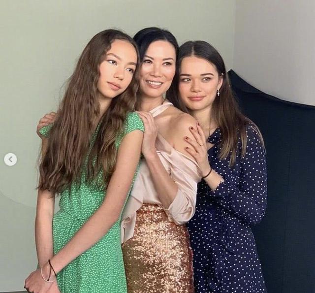 邓文迪17岁小女儿比妈妈还敢穿!穿粉色比基尼秀大长腿