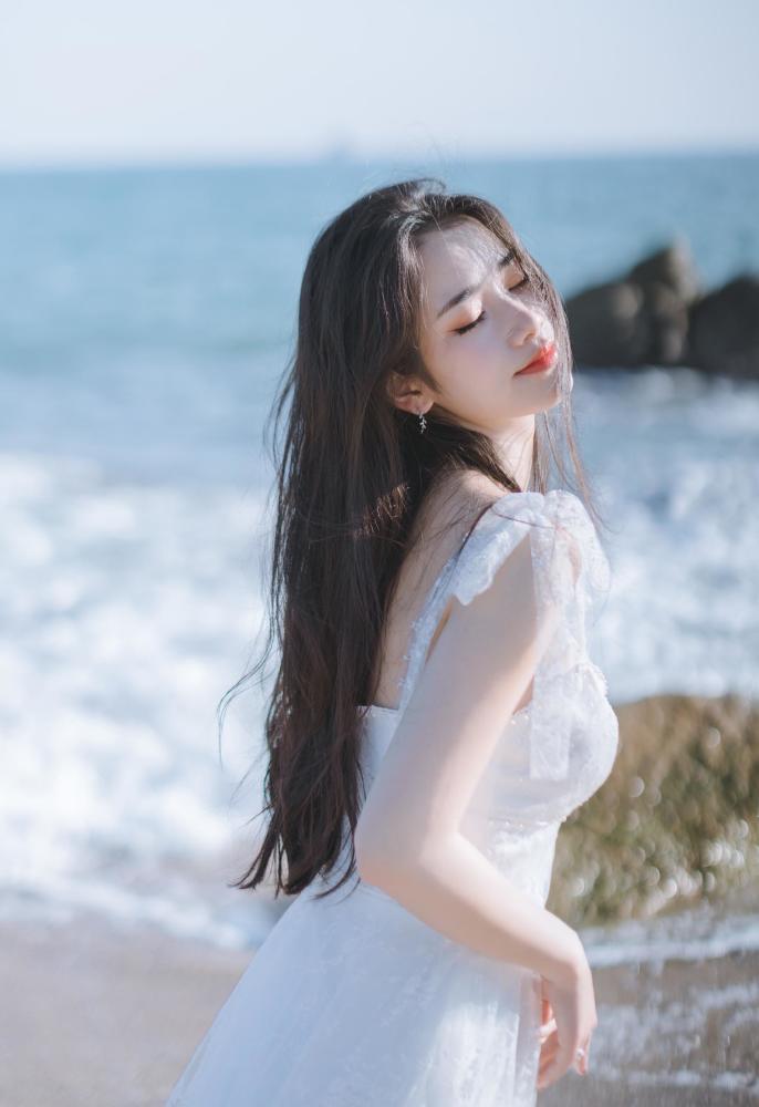 身骑白马的韩国美人,仿若海边的维纳斯诞生