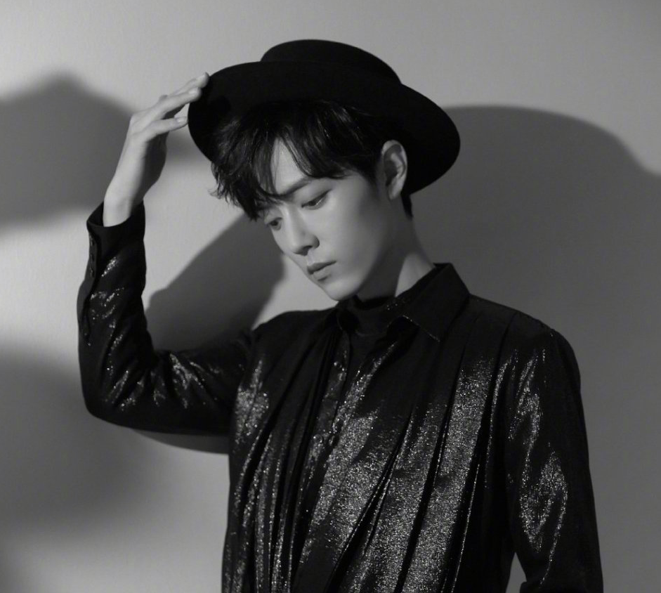 黑色系的礼帽装扮,更是将肖战风度翩翩的模样展现的淋漓尽致,既有