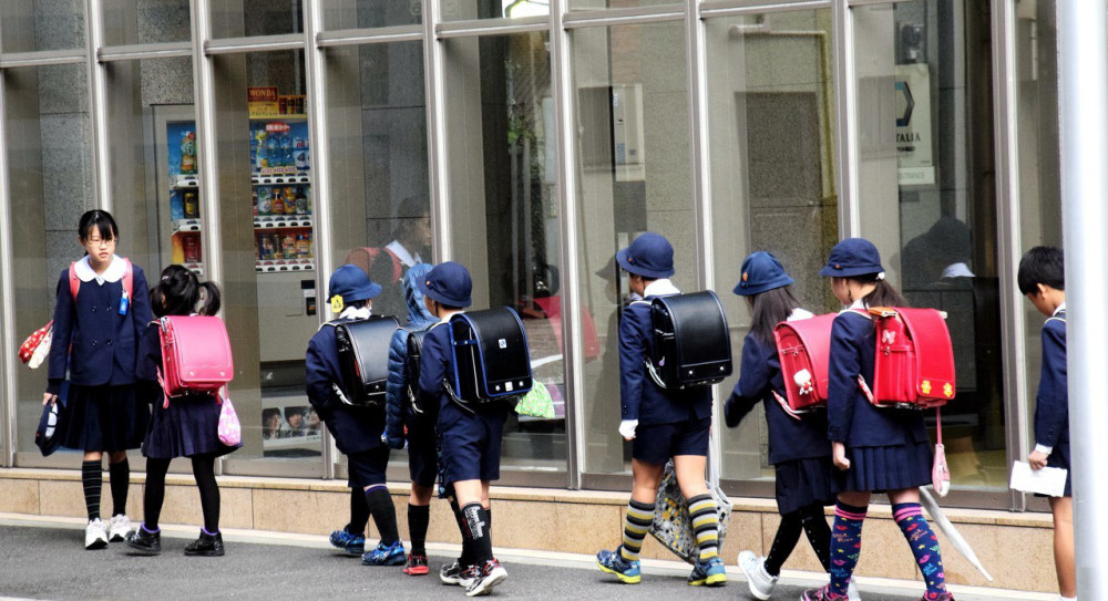 日本小学生冬天穿短裙短裤,无人接送独自上学,网友:中国的幸福