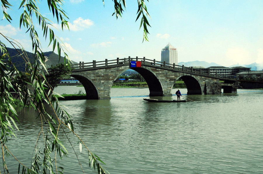 浙江绍兴柯桥区最有潜力的镇,和杭州一江之隔,是全国千强镇