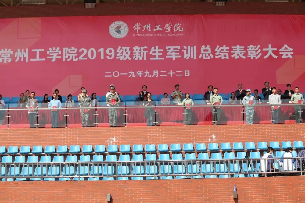 校长汤正华赠送锦旗 航飞与机械工程学院/飞行学院  谢梦垚 "雄关漫道