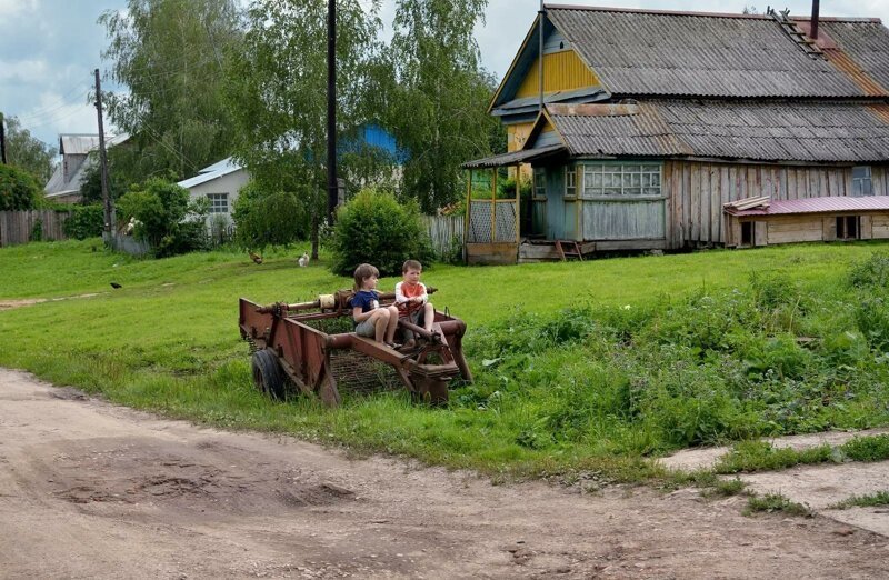 正在凋敝的俄罗斯农村:美女也要下地干农活,可惜了!