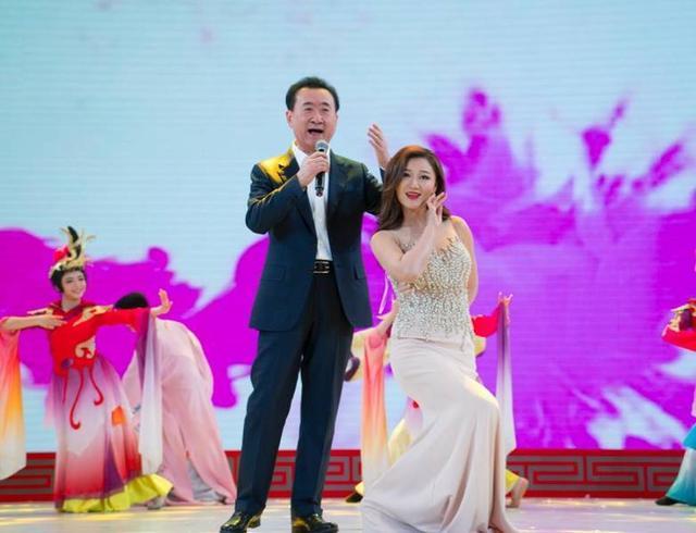 王健林年会再展歌喉 与美女对唱黄梅戏