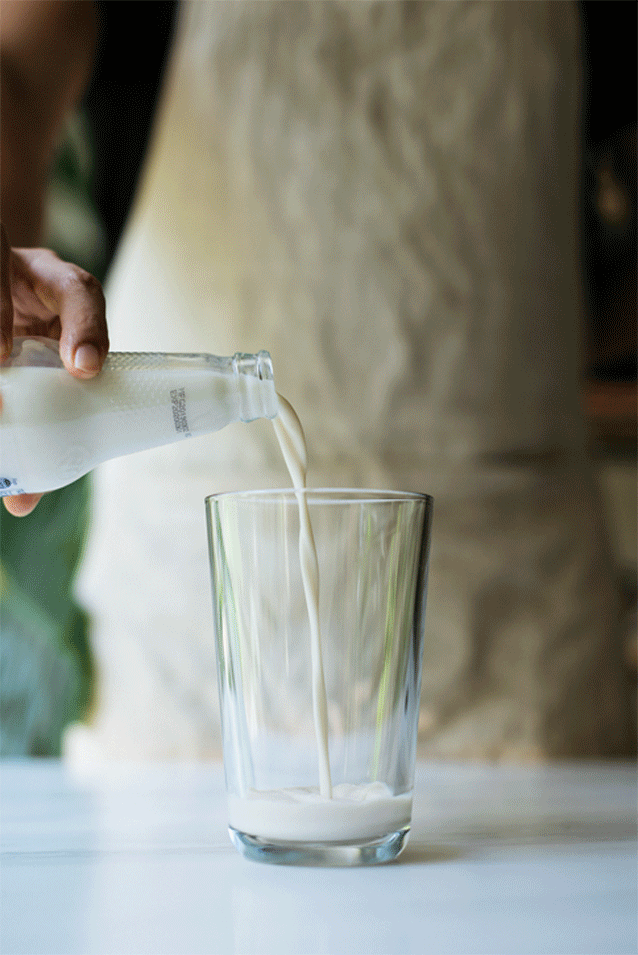 1.杯中加入一瓶冰镇过的泰国豆奶