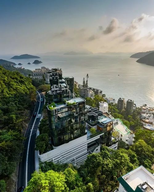 浅水湾是香港最高档的住宅区,面朝大海,背靠青山,新月形的海湾有着