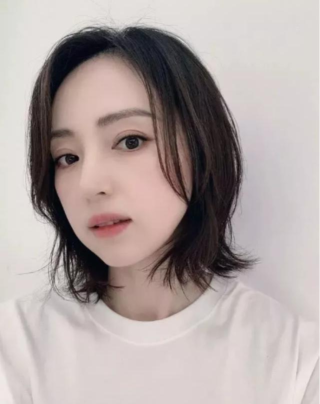董璇齐肩短发干净利落,自拍妆容精致颜值爆表,气质出众美得高调
