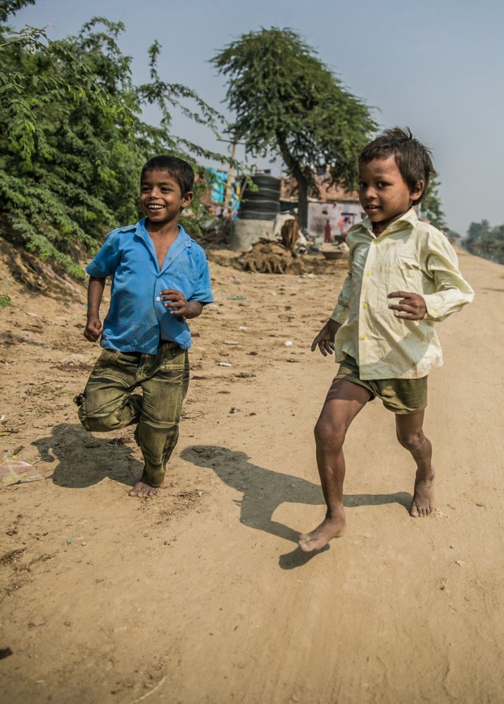 印度贫民窟里的孩子:身上脏兮兮,在垃圾堆里玩耍,很多