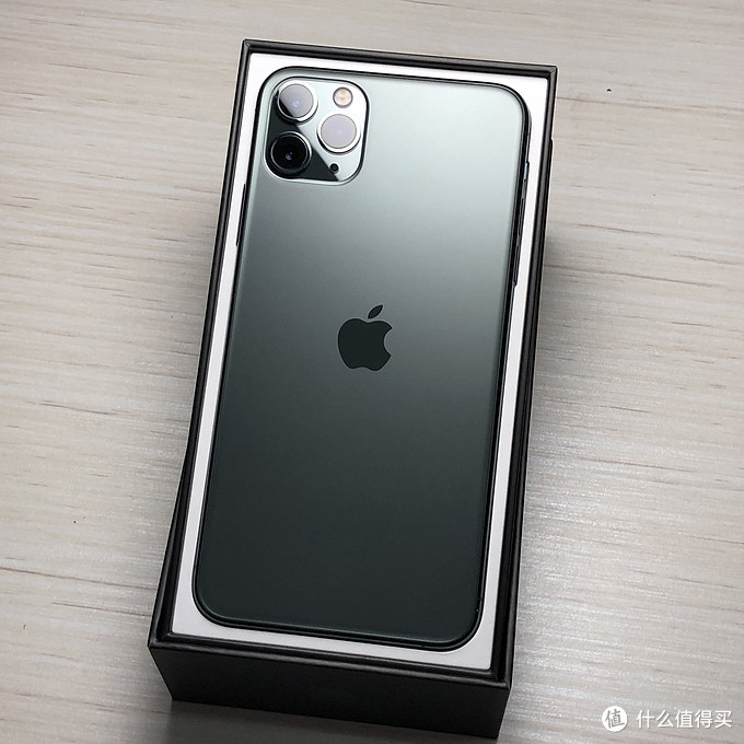后盖去除iphone字样,logo下移 为了给三摄让路,logo下移居中,据说未来