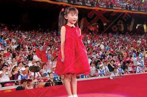 唱《歌唱祖国》的小女孩有些印象吧,开幕式过后演唱这首歌的林妙可