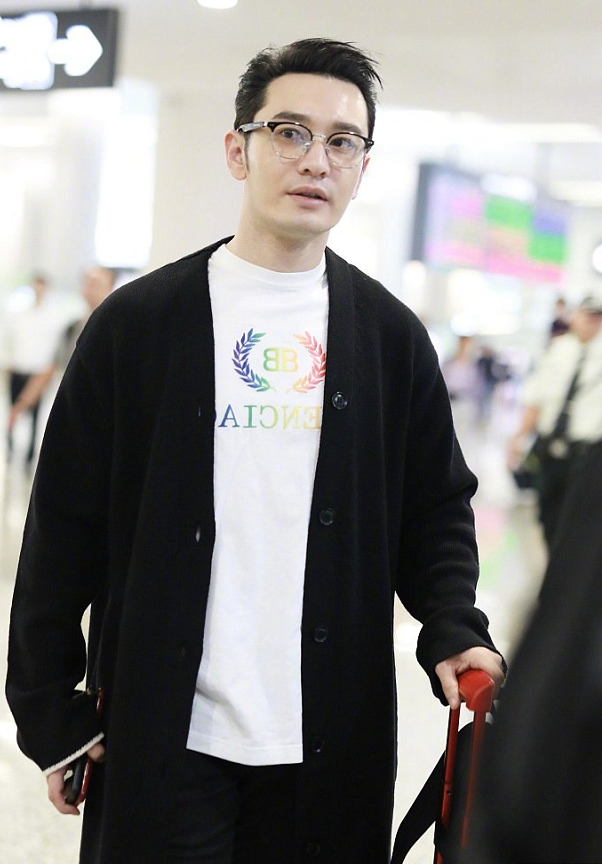 41岁黄晓明终于换风格,戴眼镜穿大衣显斯文儒雅气质