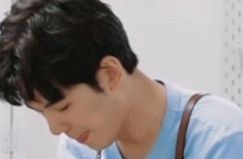 王鹤棣中餐厅表现引夸奖看到仝卓的表情网友很心疼