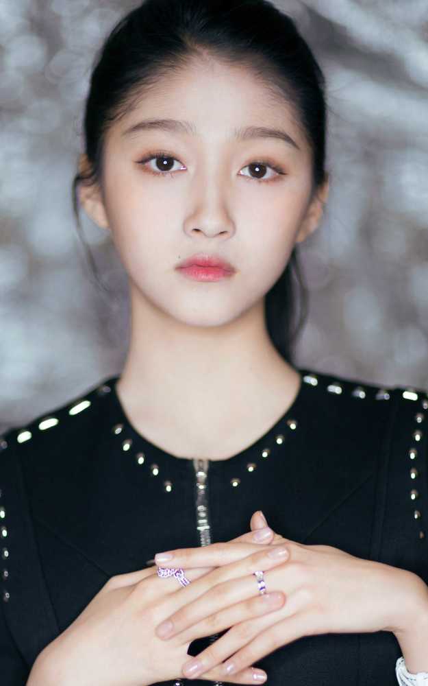 关晓彤五官端正精致,女人味十足