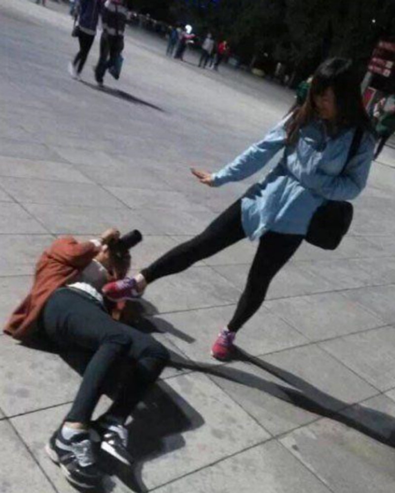 女摄影师拍照的最高境界,真是太敬业了!