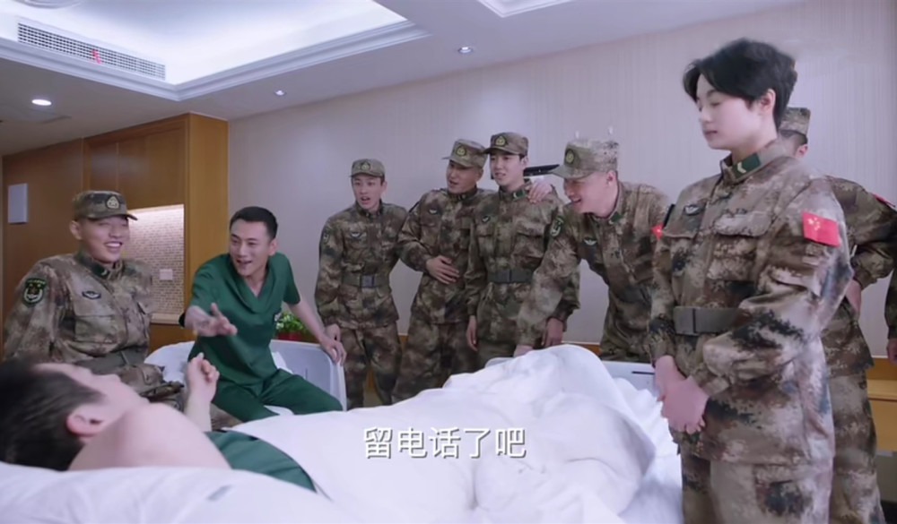 战友调侃能量与外国妹子交流,晓萌明显吃醋,弹幕数字却惹人大笑