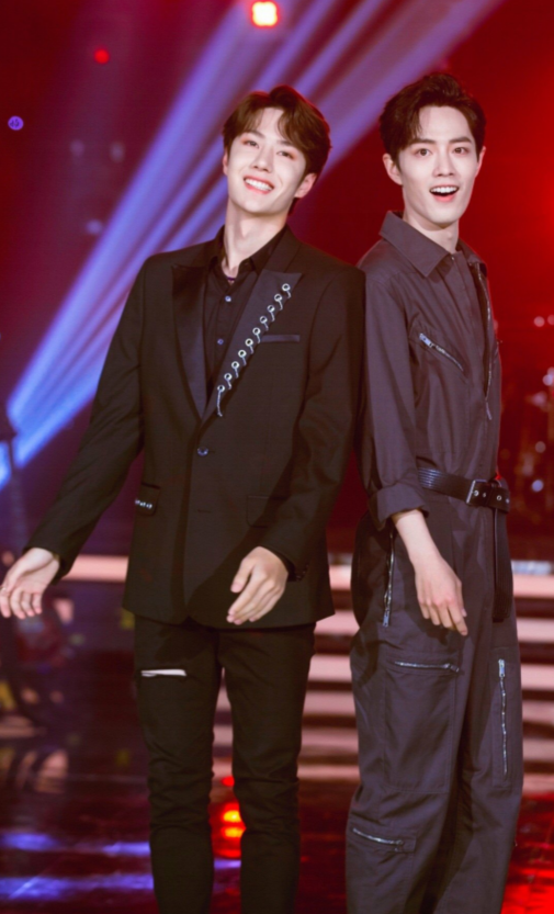 同一张照片,正着是肖战,反着王一博,大家都说不敢相信