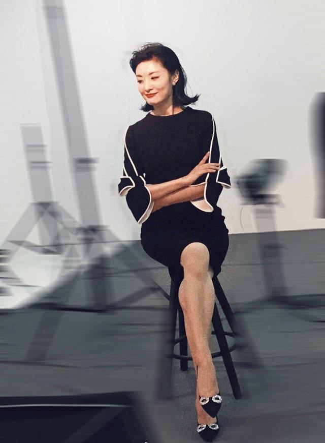周涛虽低调但穿搭实力太强,绿色西装套装出席活动,低马尾好时尚