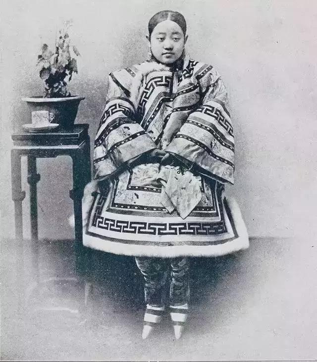 束腰,缠足,三寸金莲,小脚,女子