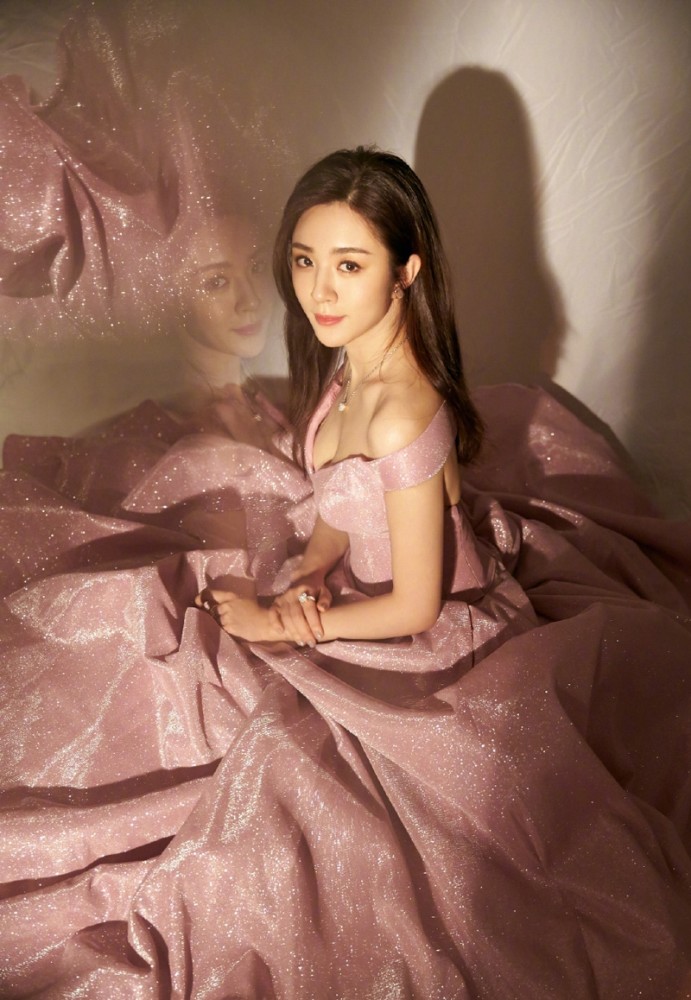 女演员王晓晨美照,盛典活动唯美可爱