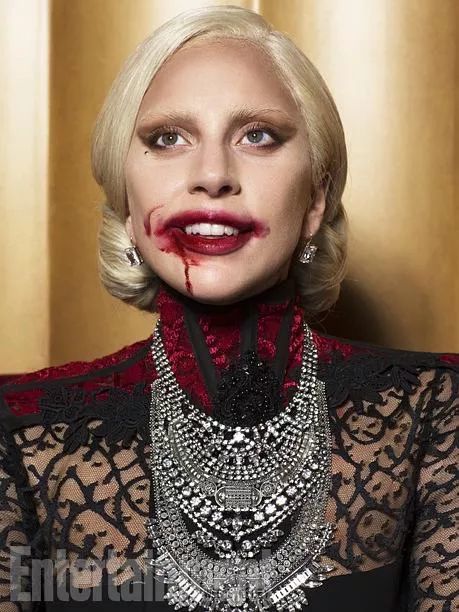 美恐系列中,让人过目不忘的面孔,还包括大明星lady gaga,孔雀马特