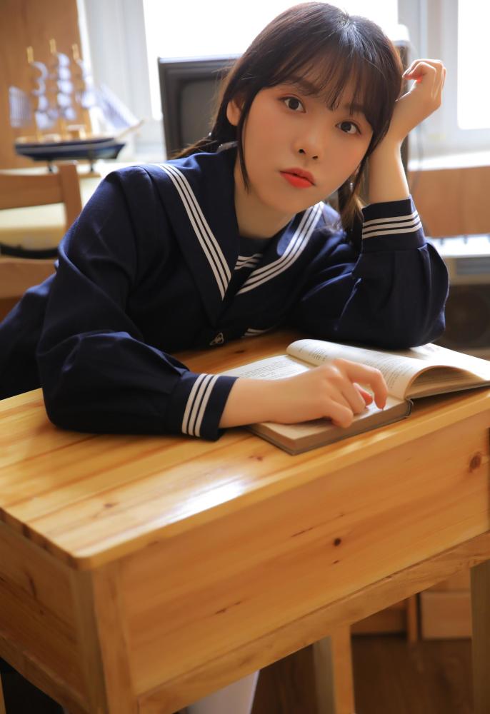 双马尾校服小姐姐,可爱校园风