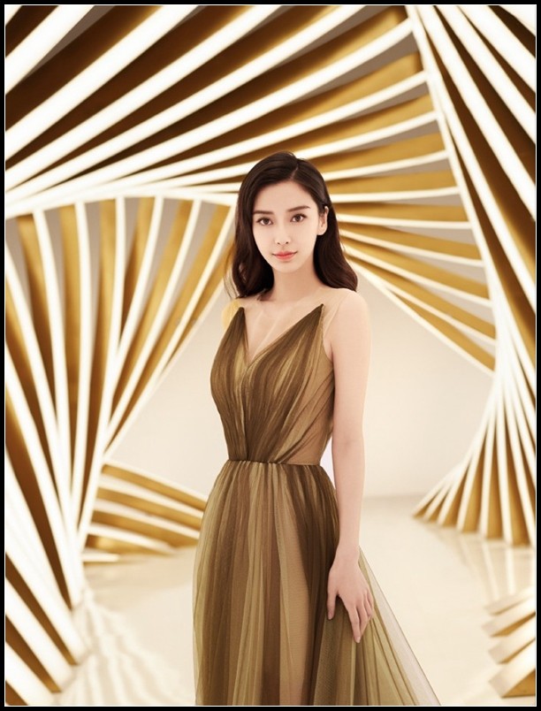 明星精选壁纸:杨颖身穿棕色长裙礼服,网友:我心动了