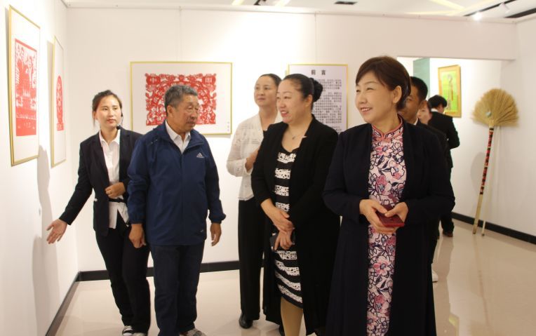 扎鲁特旗庆祝新中国成立70周年 手工艺展暨刀刻纸画展