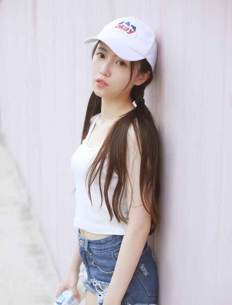 运动风穿搭,配搭白色棒球帽女孩